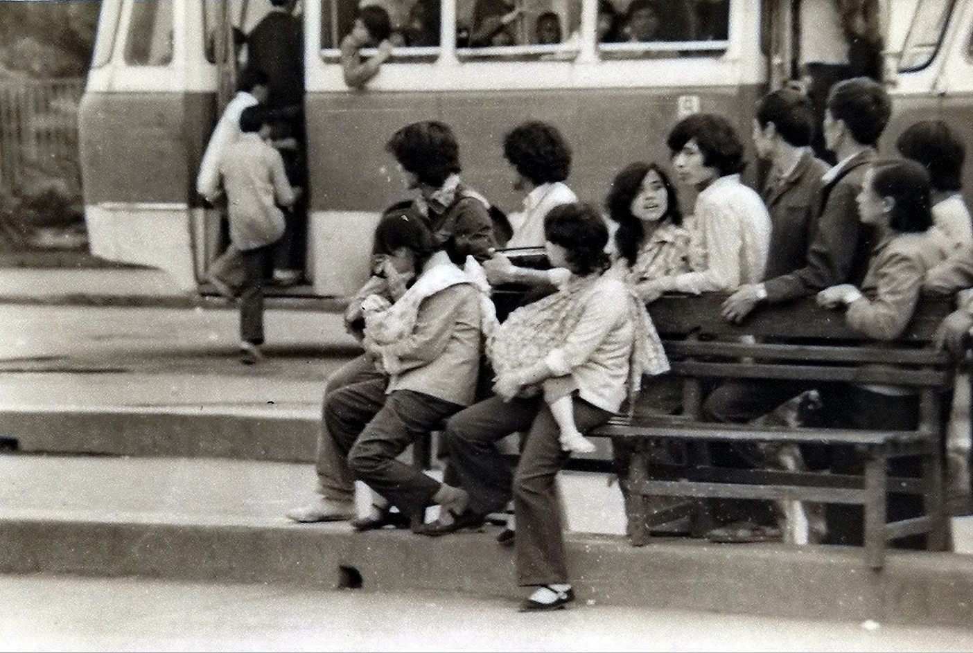 1982年, 广东佛山市祖庙路上等候搭乘公交汽车的市民 。当时 , 一块竖牌, 几张长椅就是公交上落站了 。.jpg