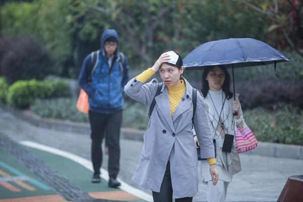 2019年12月30日早晨，南海桂城灯湖东路，天下起了蒙蒙细雨，一位市民用手挡雨。佛山日报记者 王伟楠摄