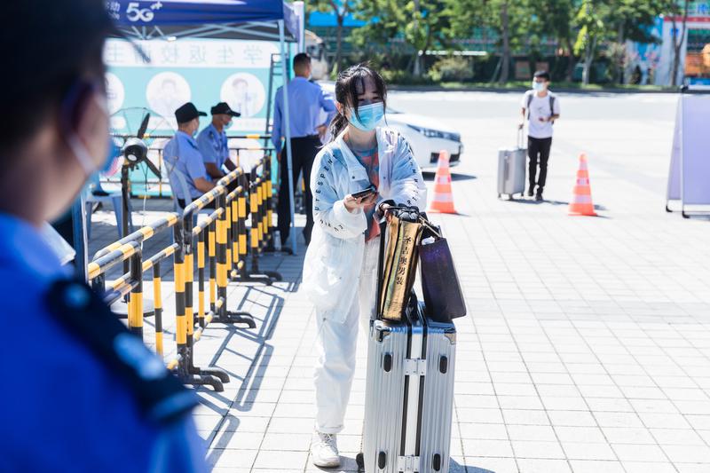 8月28日,顺德职业技术学院迎来首批学生返校。/佛山日报记者王伟楠摄