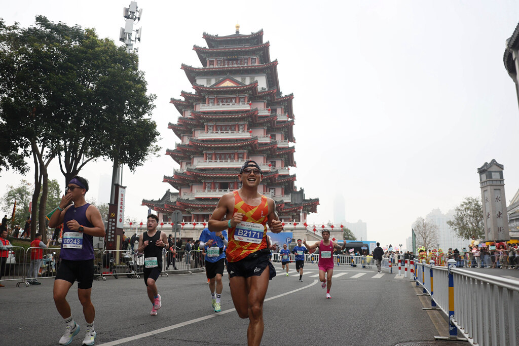 2024年3月17日，惠州马拉松燃情开跑，1.2万名跑友畅跑山海惠州感受东坡文化。惠州东江图片社供图