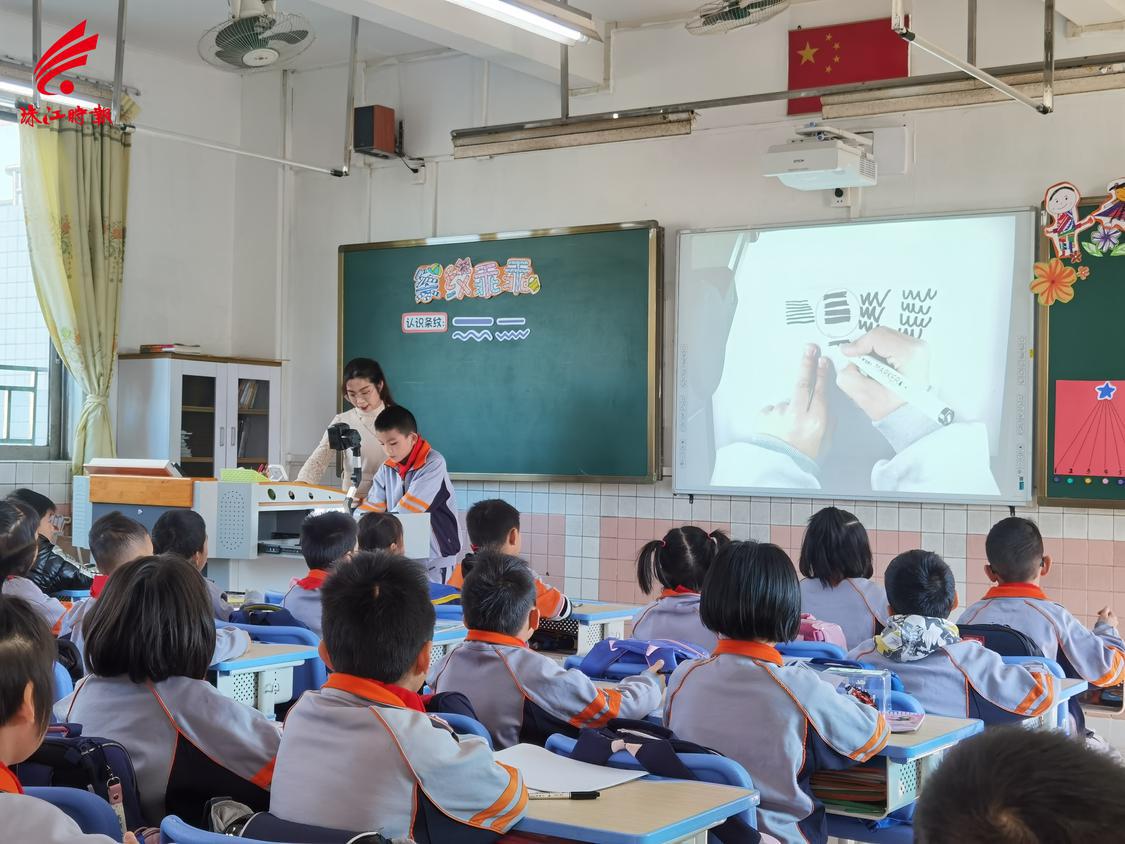 课堂上师生互动。.jpg