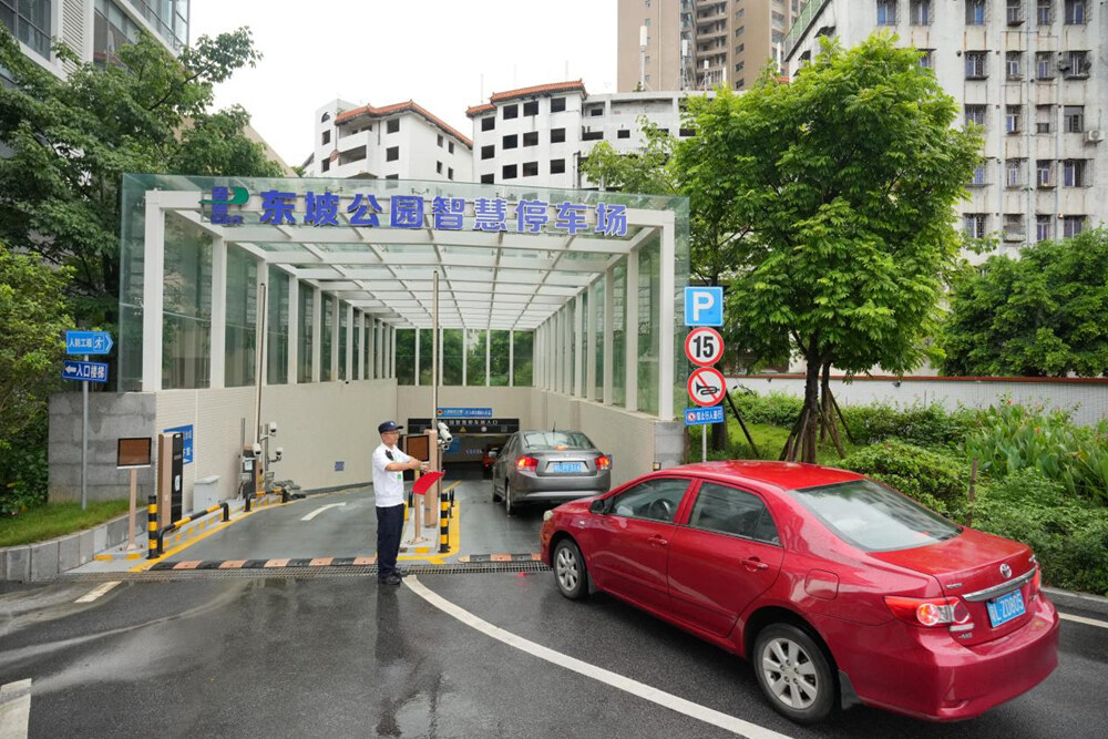 东坡公园智慧停车场。 东坡公园智慧停车场。