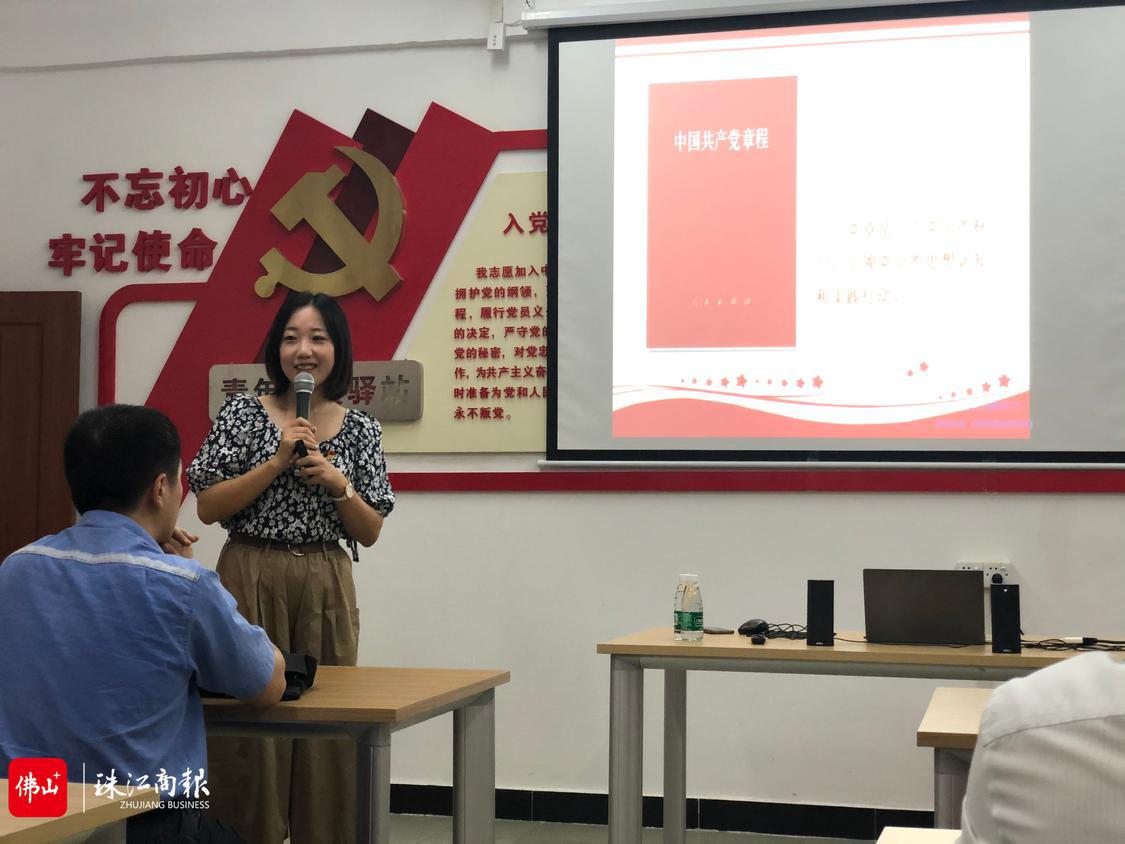 给社区青年党员进行党章培训.jpg