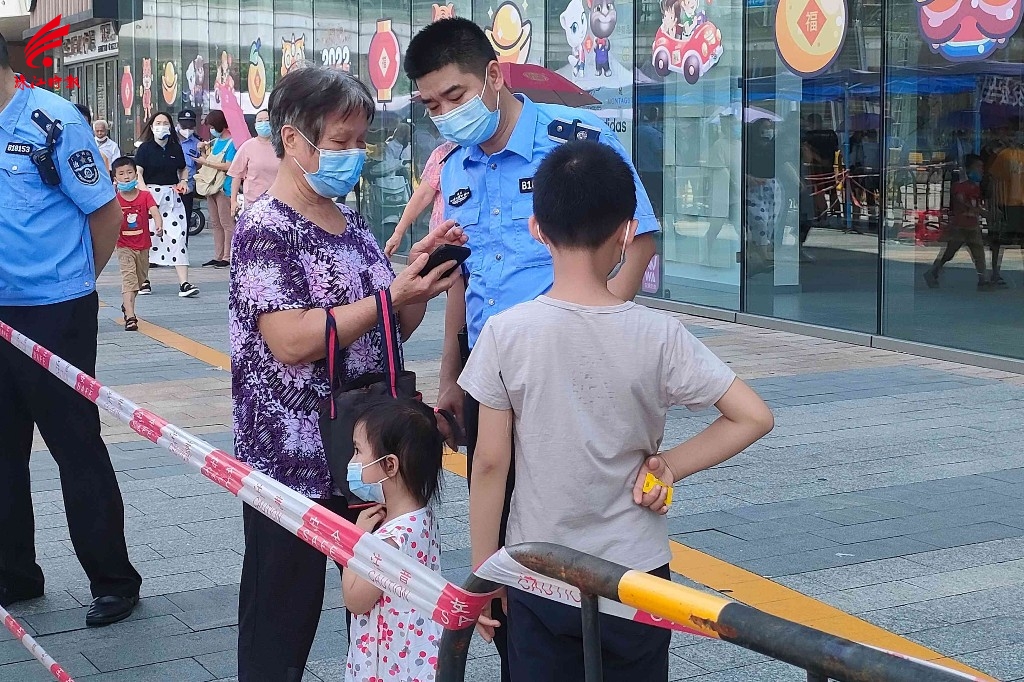 现场工作人员(治安民警)在解答市民疑问。