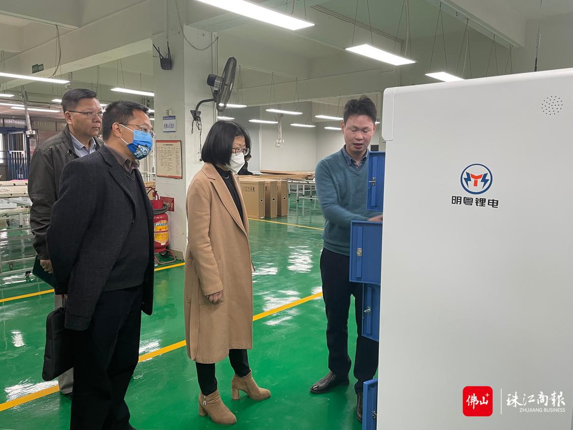 顺德区人大常委会副主任舒悦带队到大良街道开展“企业暖春行动”，到佛山市迪川电子科技有限公司参观生产车间.JPG