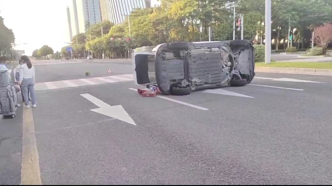 一辆白色小车发生侧翻事故。.jpg