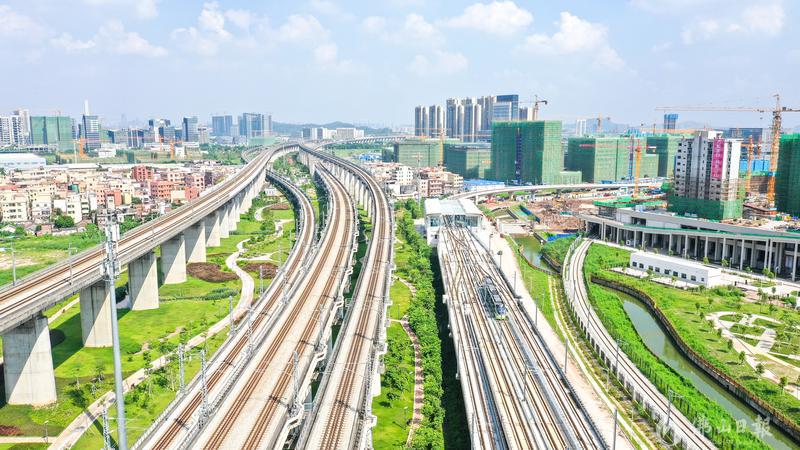 2021年8月17日,南海新交通列车在三山新城北站试运行。佛山日报影友霍伟权摄