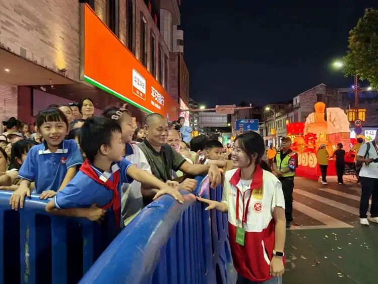 “志愿红”为佛山秋色添“暖色”