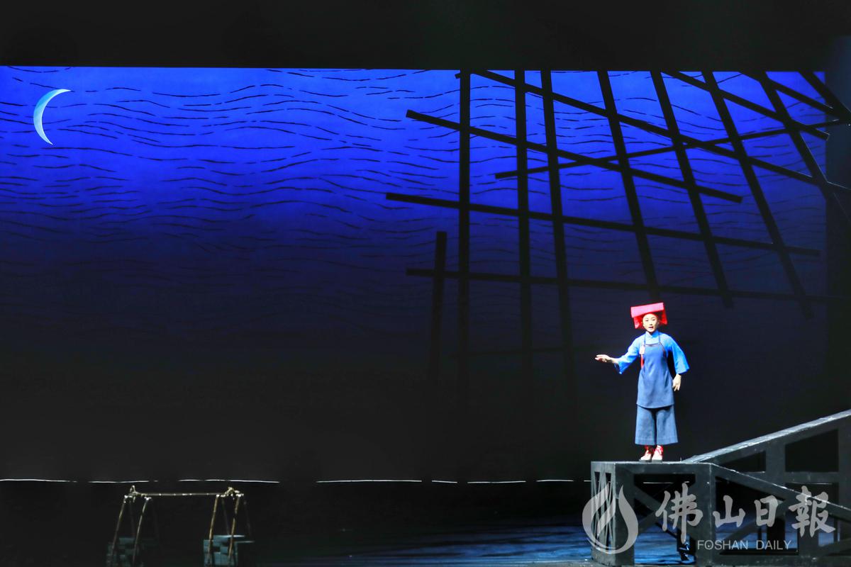 在剧中,北望故乡的红头巾。10月29日晚,现代粤剧《红头巾》在佛山市演艺中心(琼花大剧院)开展巡演。佛山日报记者龙翔摄