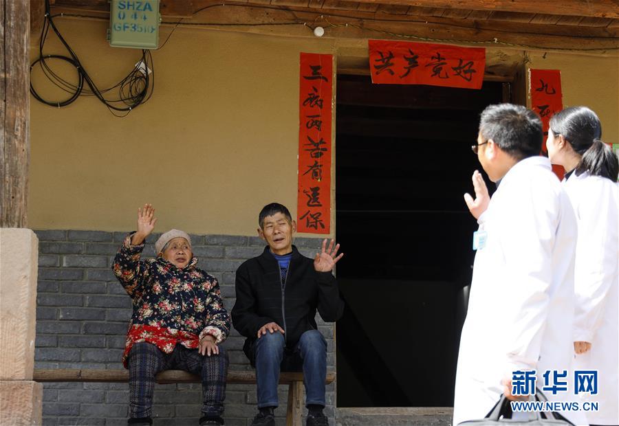 (习近平的小康故事·新华网·图文互动)(6)“真正解决好基层群众看病难、看病贵问题”——习近平和群众健康的故事