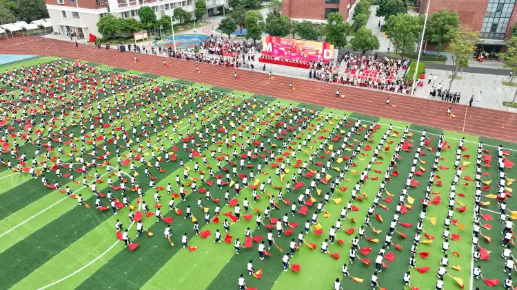 千人方阵拼出“我爱中国”！明德中英文学校第六届体艺节开幕