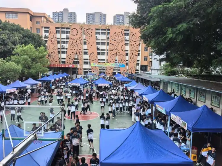 科技领航，匠心传承！佛山十中42门校本课程摆摊展示，人气爆棚