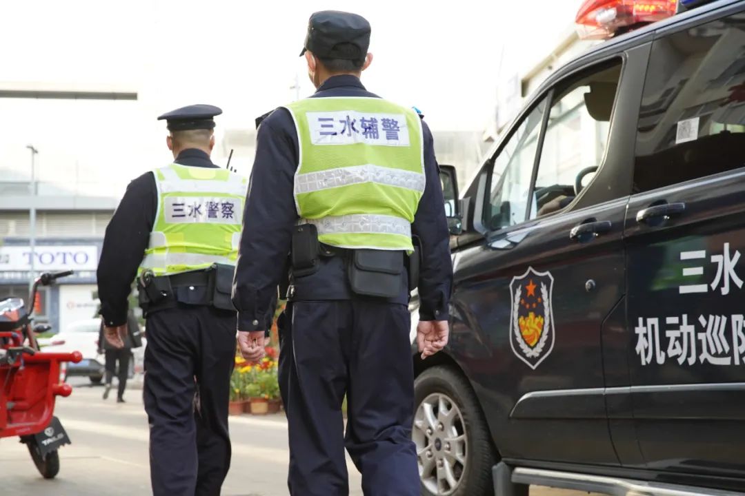三水公安民警正在巡逻。通讯员供图.jpg