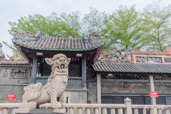 石狮仿佛刚刚睡醒,园里的春色关不住。/佛山日报记者王伟楠摄
