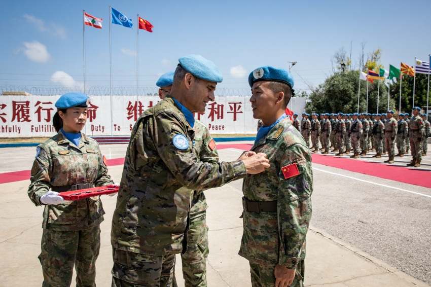 【3】联合国驻黎巴嫩临时部队(联黎部队)司令拉萨罗少将为维和官兵代表颁发佩戴“和平荣誉勋章”。本报记者 薛丹摄.jpg?x-oss-process=style/w10