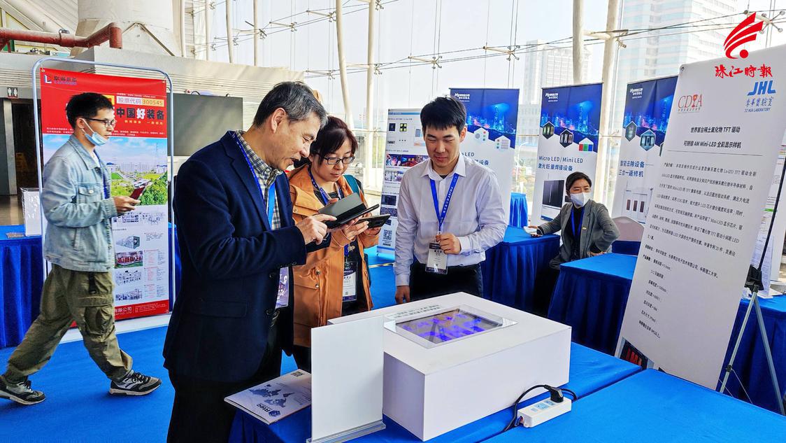 季华实验室首台稀土氧化物TFT驱动可拼接AM Mini-LED全彩显示样机亮相2023年中国国际显示技术大会。通讯员供图.jpg