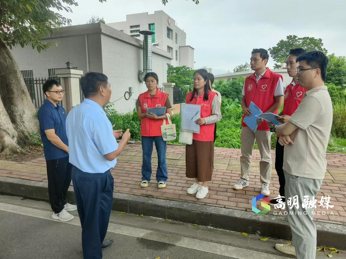 公交管理公司人员到三洲倾听群众心声。杨广志摄.jpg