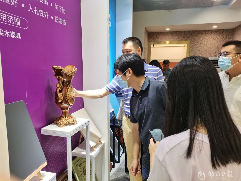 美涂士战略副总经理杨波向“寻找佛山经济新动力”调研组介绍企业情况。.jpg