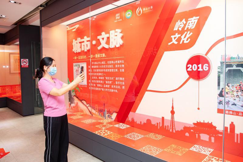 市民前来观看展板照片。佛山日报记者符诗贺摄