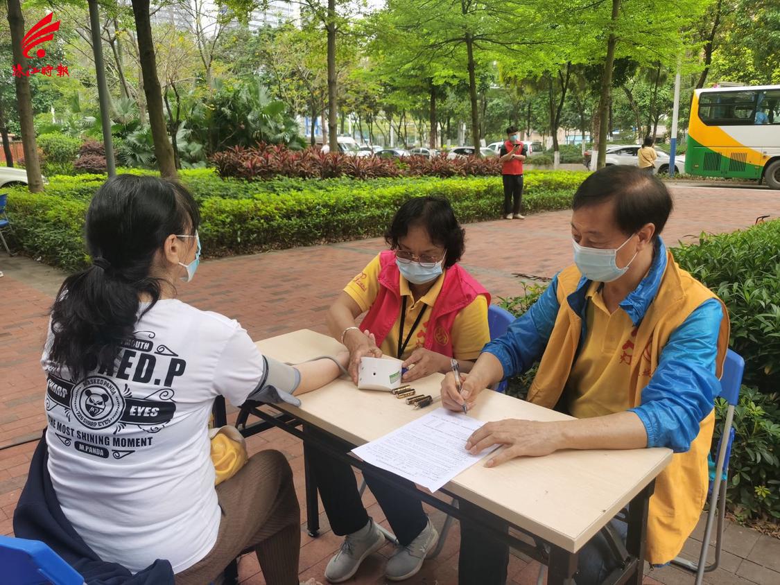 萍姐在为居民测量血压。.jpg