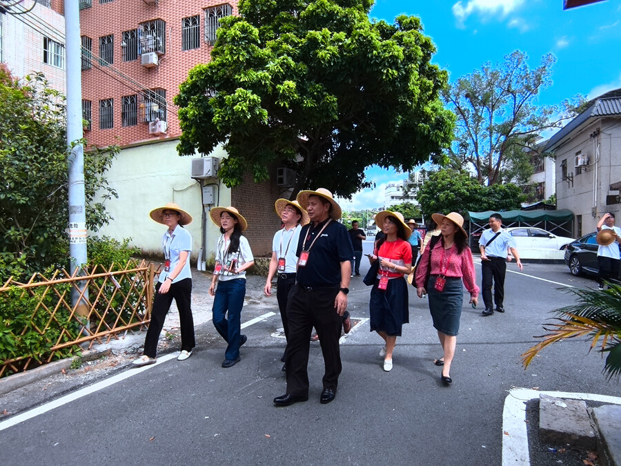 参加活动的人大代表调研仲恺高新区“百千万工程”实施情况。惠报全媒体记者邱舒婷 实习生彭志恒 摄 参加活动的人大代表调研仲恺高新区“百千万工程”实施情况。惠报全媒体记者邱舒婷 实习生彭志恒 摄