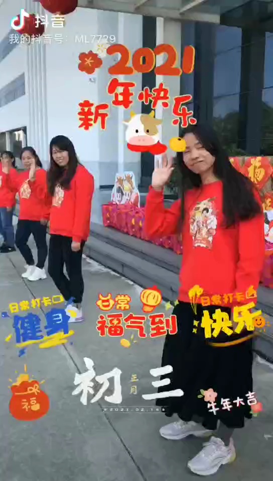 海尔智家佛山园区的留厂员工在跳广场舞。企业供图。