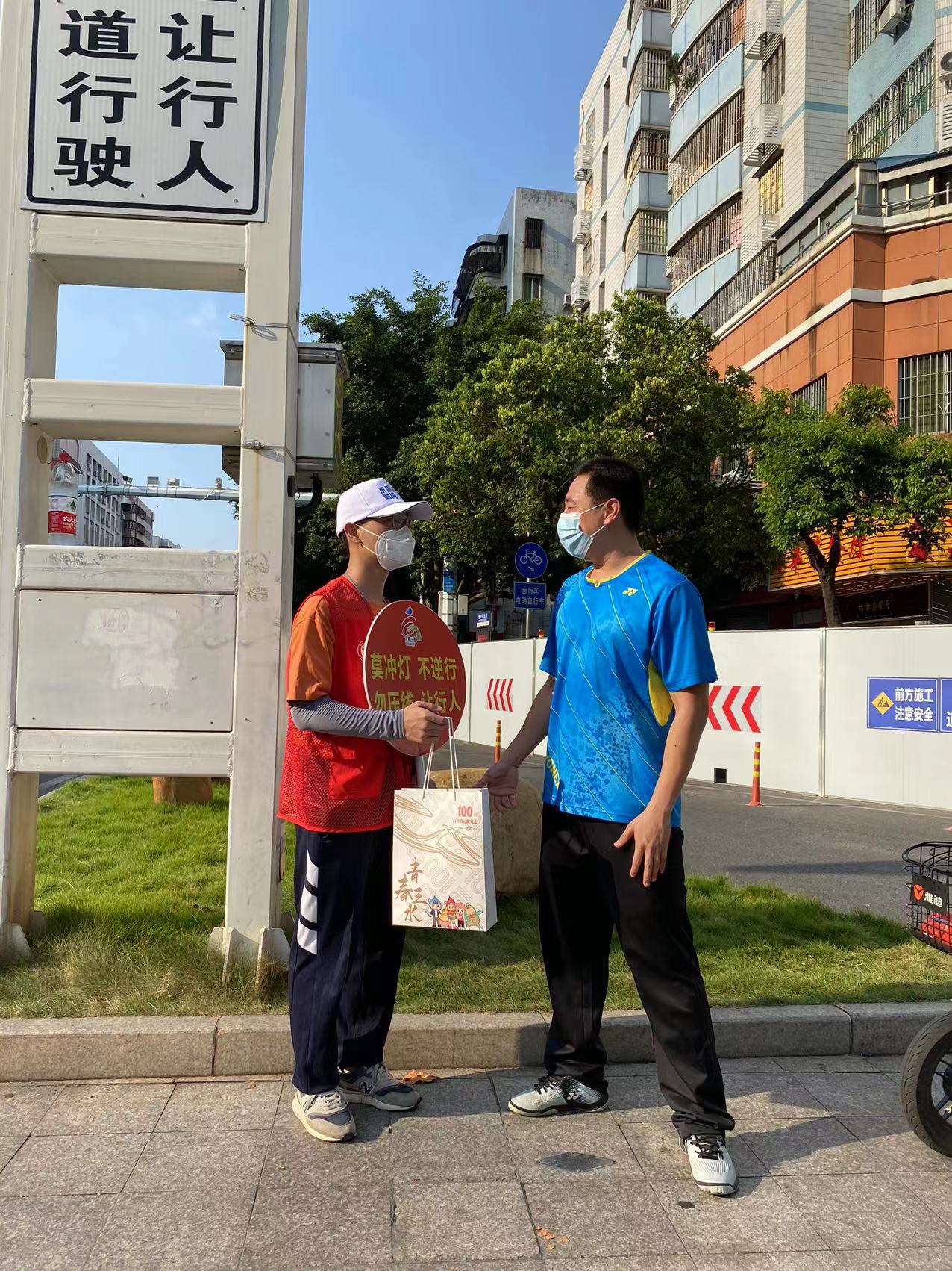 三水团区委慰问文明交通志愿者.jpg