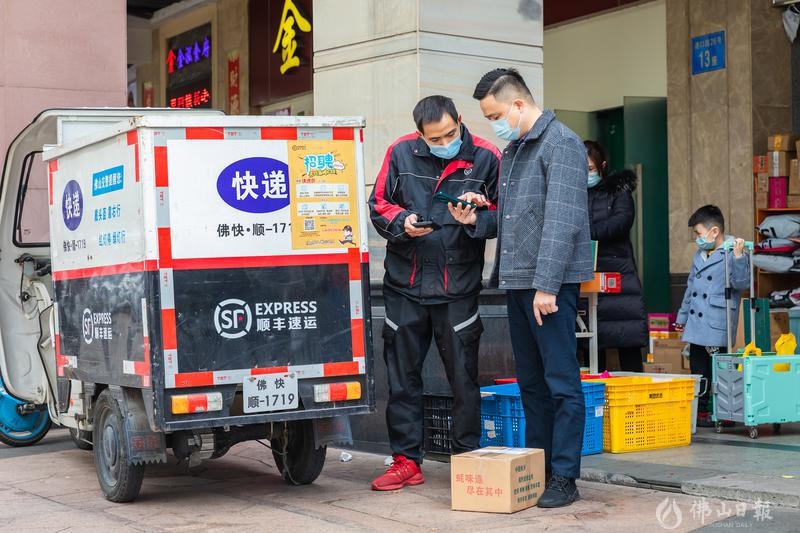 临近春节,不少市民选择就地过年,寄收快递的需求比较高,一大早,顺丰速运的工作人员雪年枢驾驶快递车抵达碧桂园城市花园小区收派件,现场雪年枢正在指导一位市民如何通过手机APP寄件。/佛山日报记者王澍摄