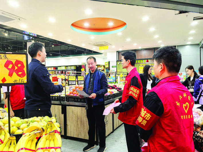 党员志愿者派发宣传单。 党员志愿者派发宣传单。