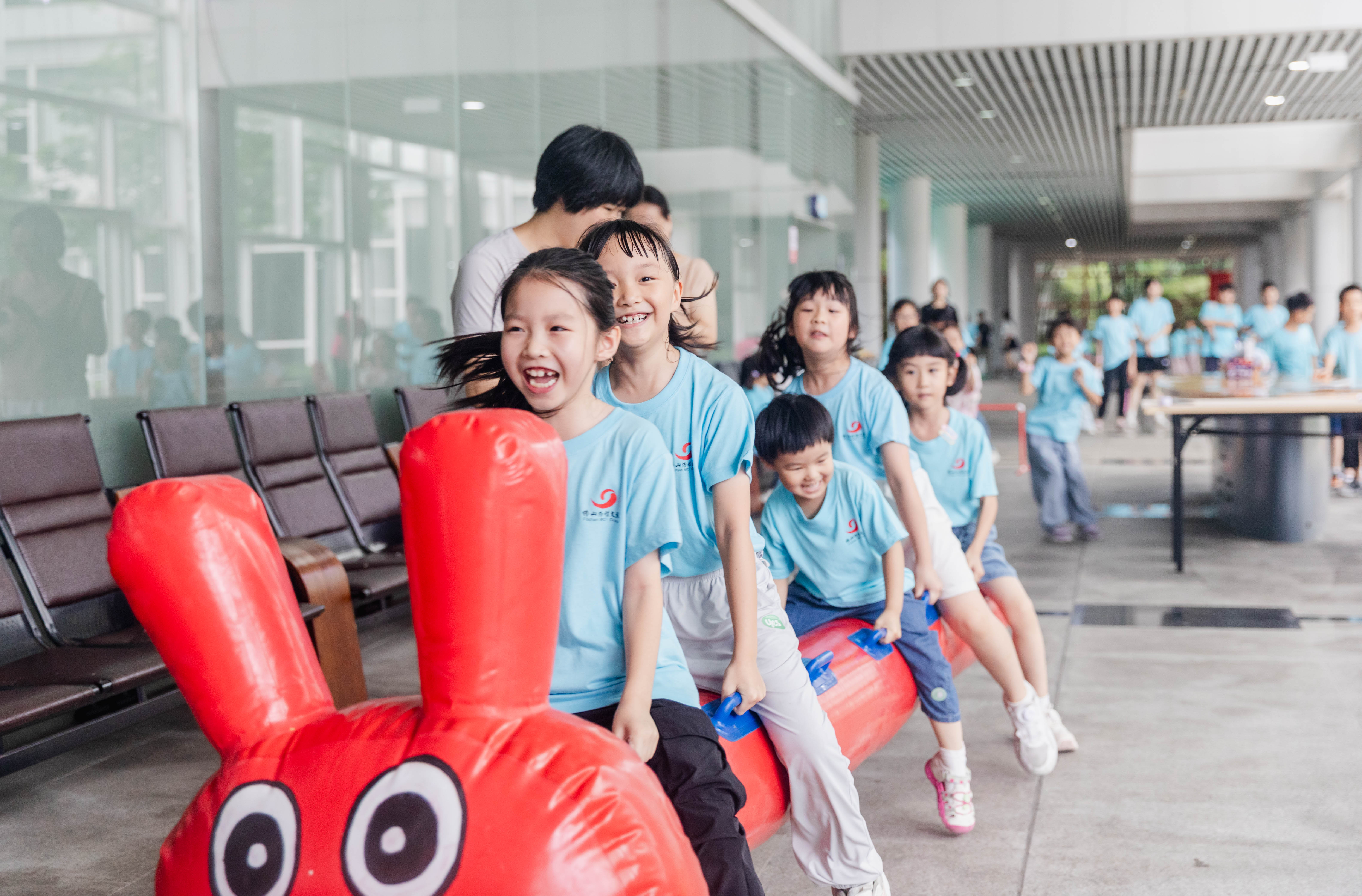 图集｜趣味运动会上“萌力全开”，孩子们在欢笑中读懂“我们”