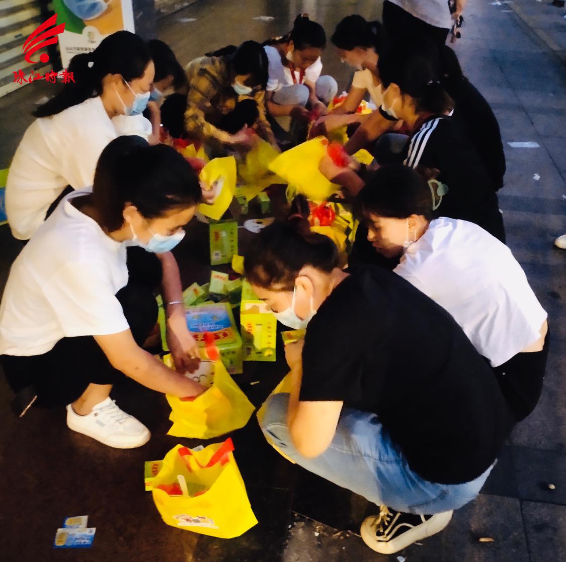 天微亮志愿者们已经开始把清凉饮品装袋.jpg