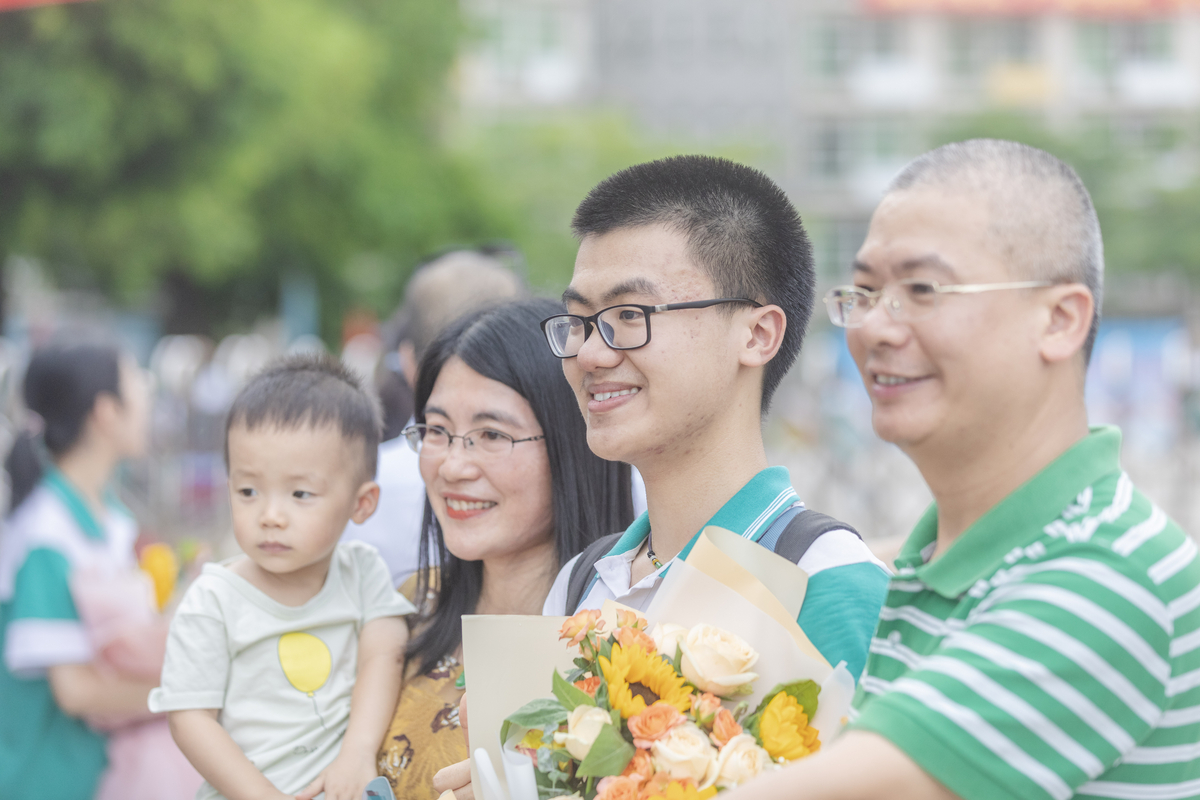 佛山三中考场,献花合影,现场气氛热烈。图/佛山日报记者 王伟楠摄