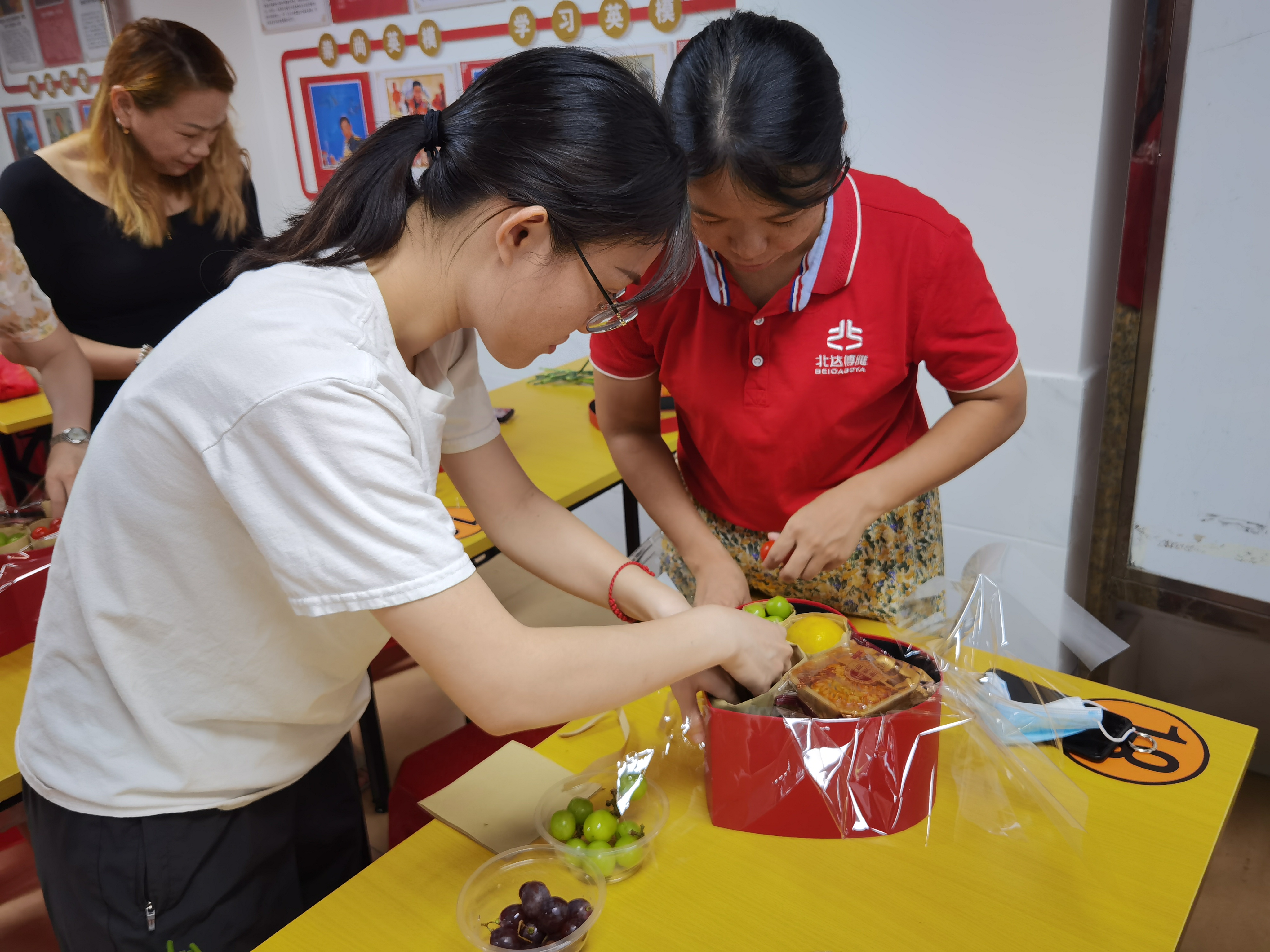 参加活动的社区居民在老师指导下制作水果花盒2