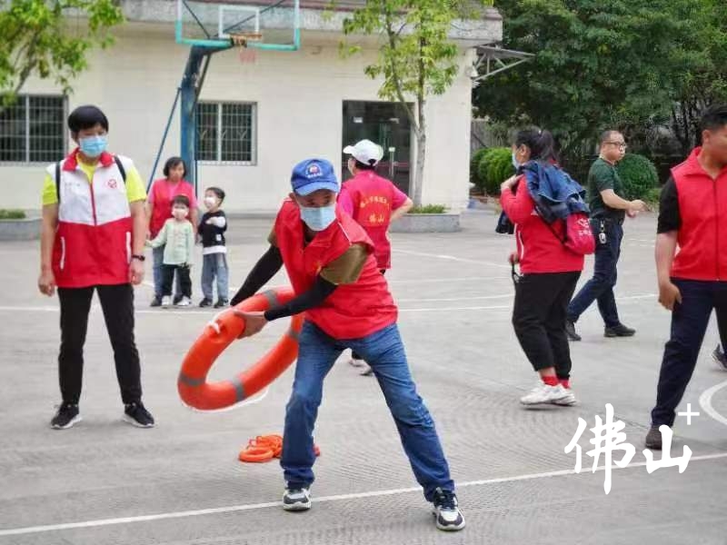 安全员向志愿者和群众传授急救知识。通讯员供图.jpg