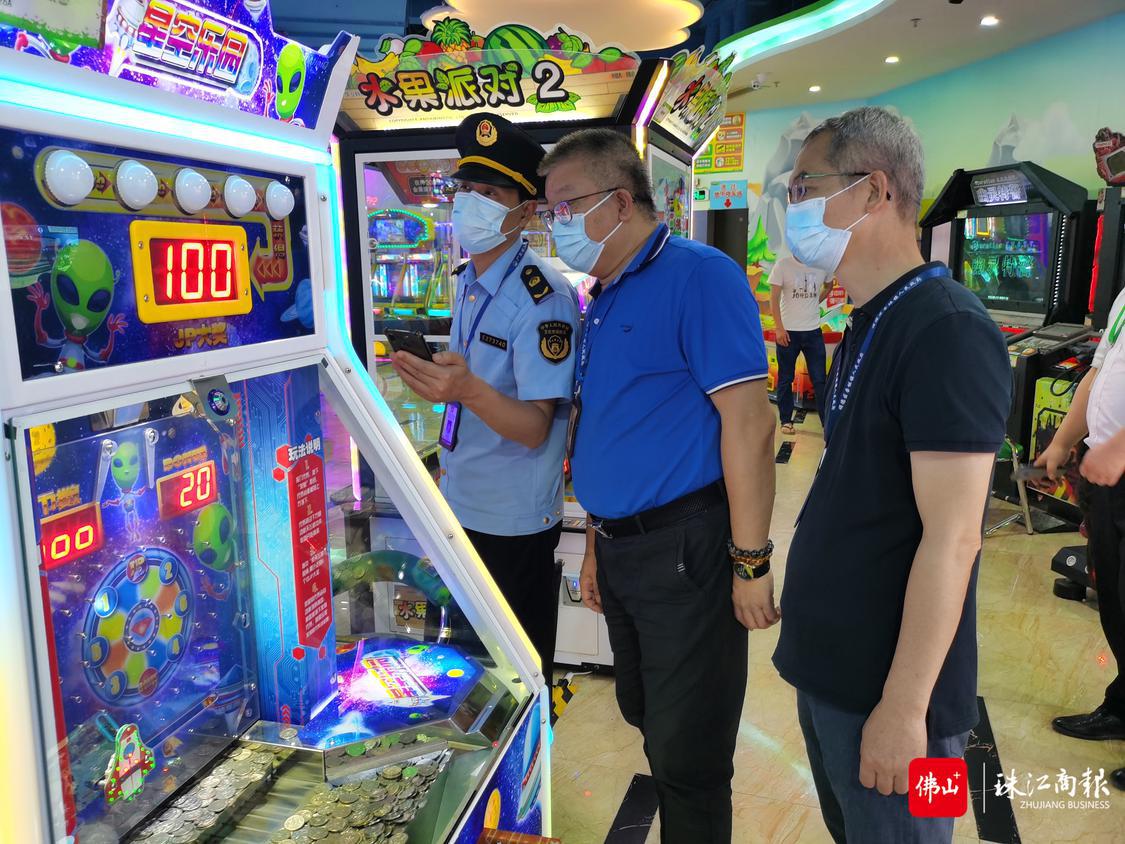 市文广旅体局顺德综合执法支队执法人员在检查游戏游艺设备。区文广旅体局提供。.jpg