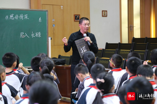 以特级教师为带头人,谢立清在教学中反思自己的课堂,研究自己的教学,将理念变成行动。.png