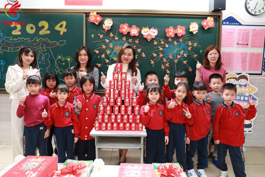 教师装扮一新。教师和学生一起迎接新学期.jpg