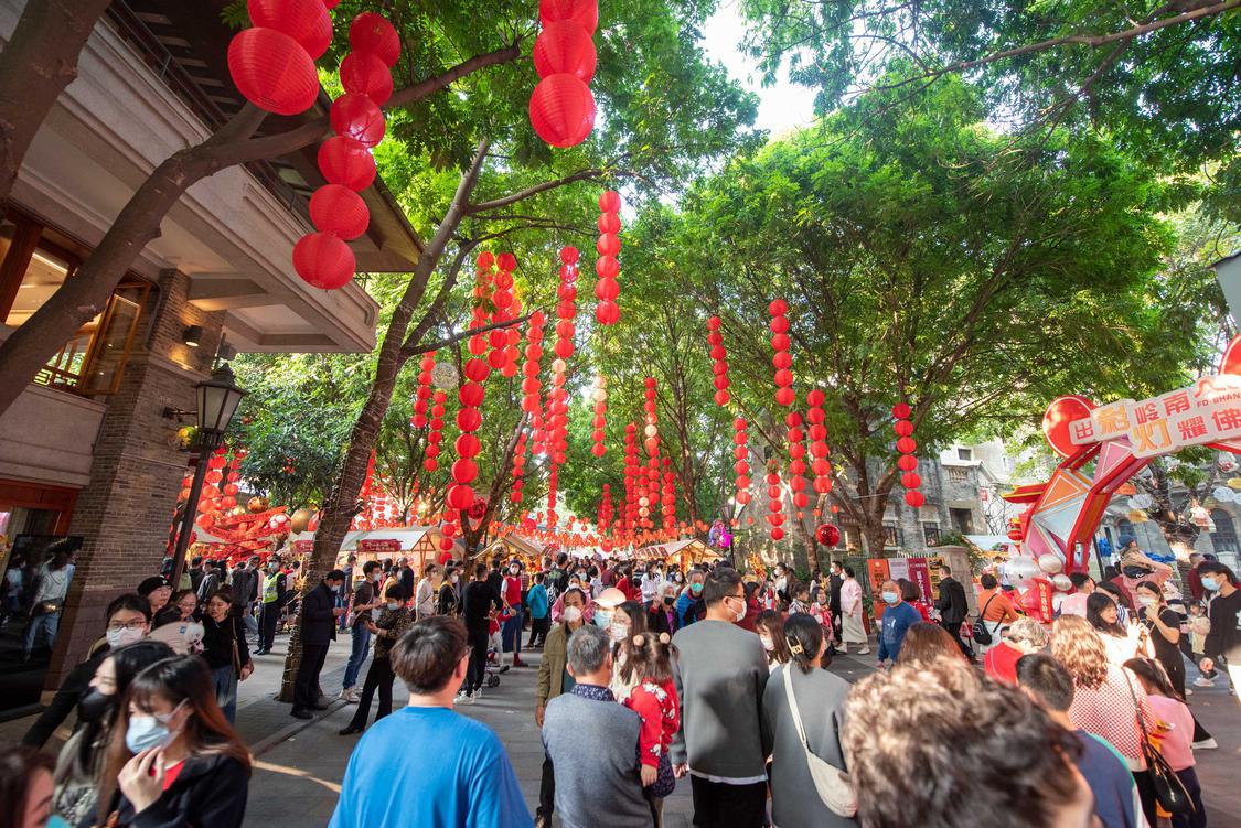 佛山岭南天地充满年味,前来逛街的市民络绎不绝。/佛山日报记者洪海摄