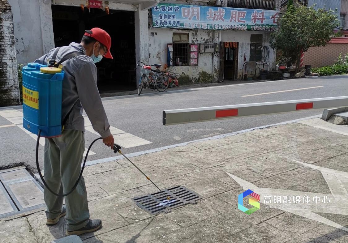 近日,明城镇爱卫办开展以“防蚊灭蚊 预防登革热”2024年爱国卫生专项行动,并组织村(居)委会以防蚊灭蚊为主的农村人居环境整治统一行动。部门供图.jpg