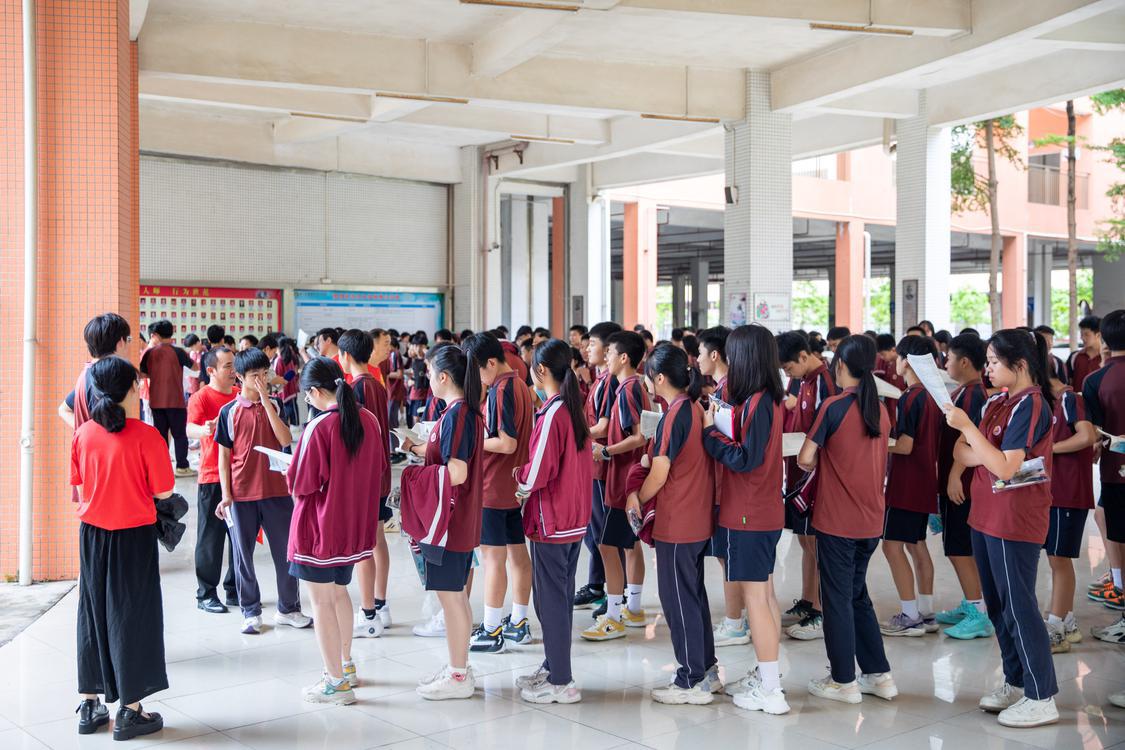 高明德恒菁英学校考生在高明沧江中学考点候(5379834)-20230626192047.jpg