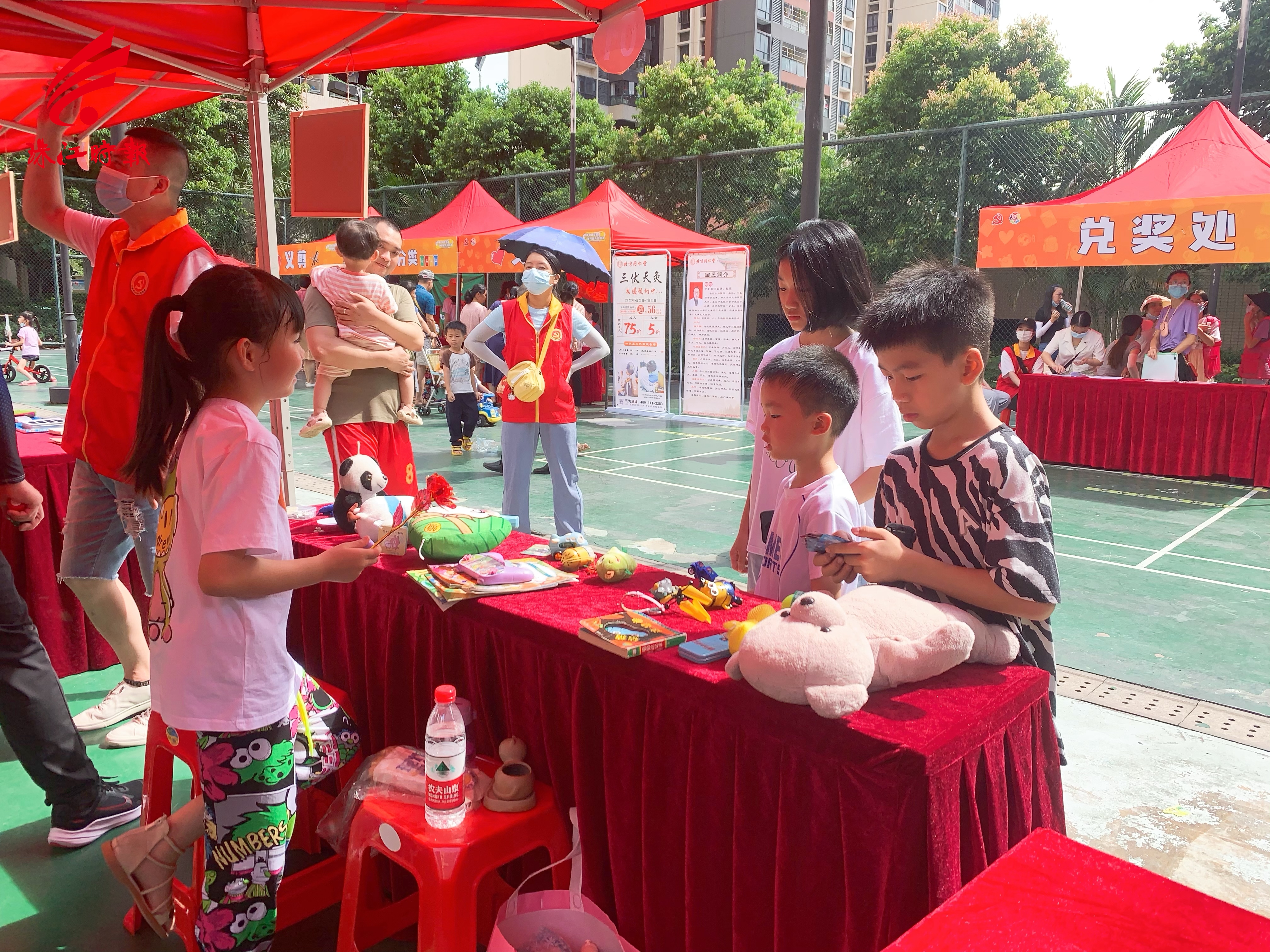 小摊主李妙圻向小伙伴介绍各类产品。.jpg