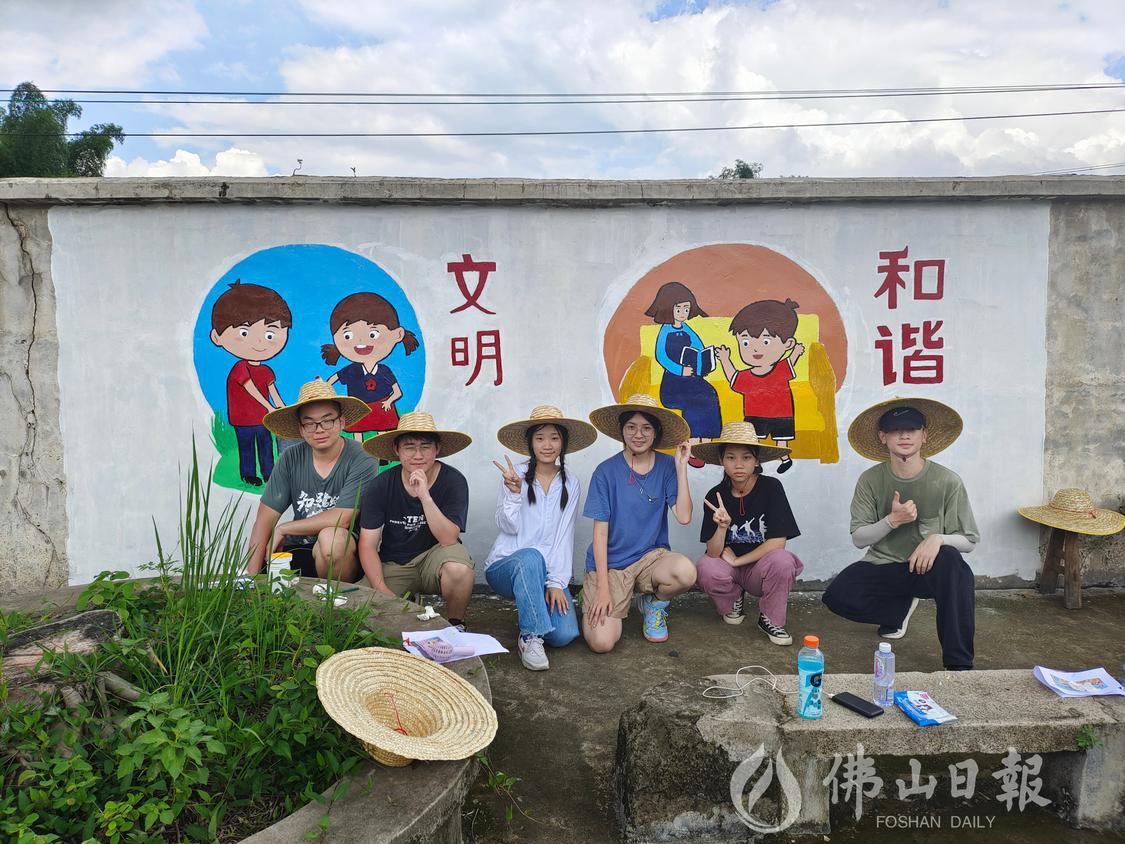 大学生志愿者在崇步村参与墙绘绘制。(6684217)-20231120202343.jpg