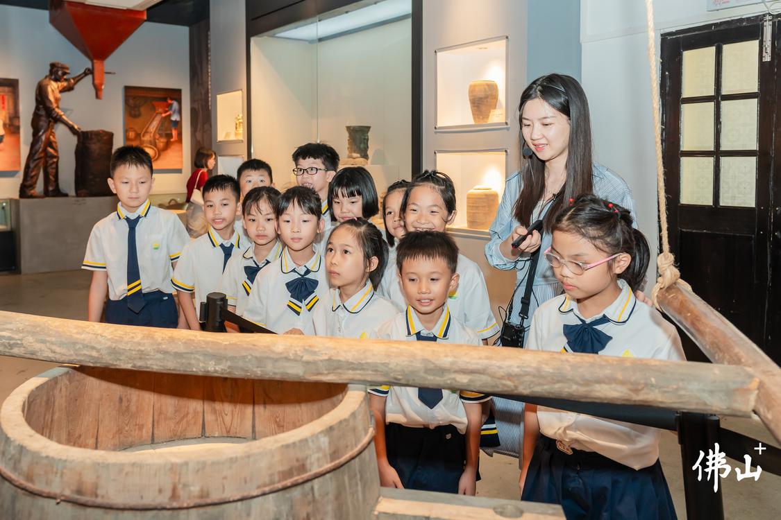 佛山文创古镇粮食博物馆内,前来参加粮食研学游的小学生正在跟老师学习相关知识。佛山市新闻传媒中心记者王澍摄6.jpg