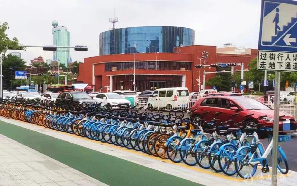 图说：在同济路地铁口附近，共享单车摆放得整齐有序.png