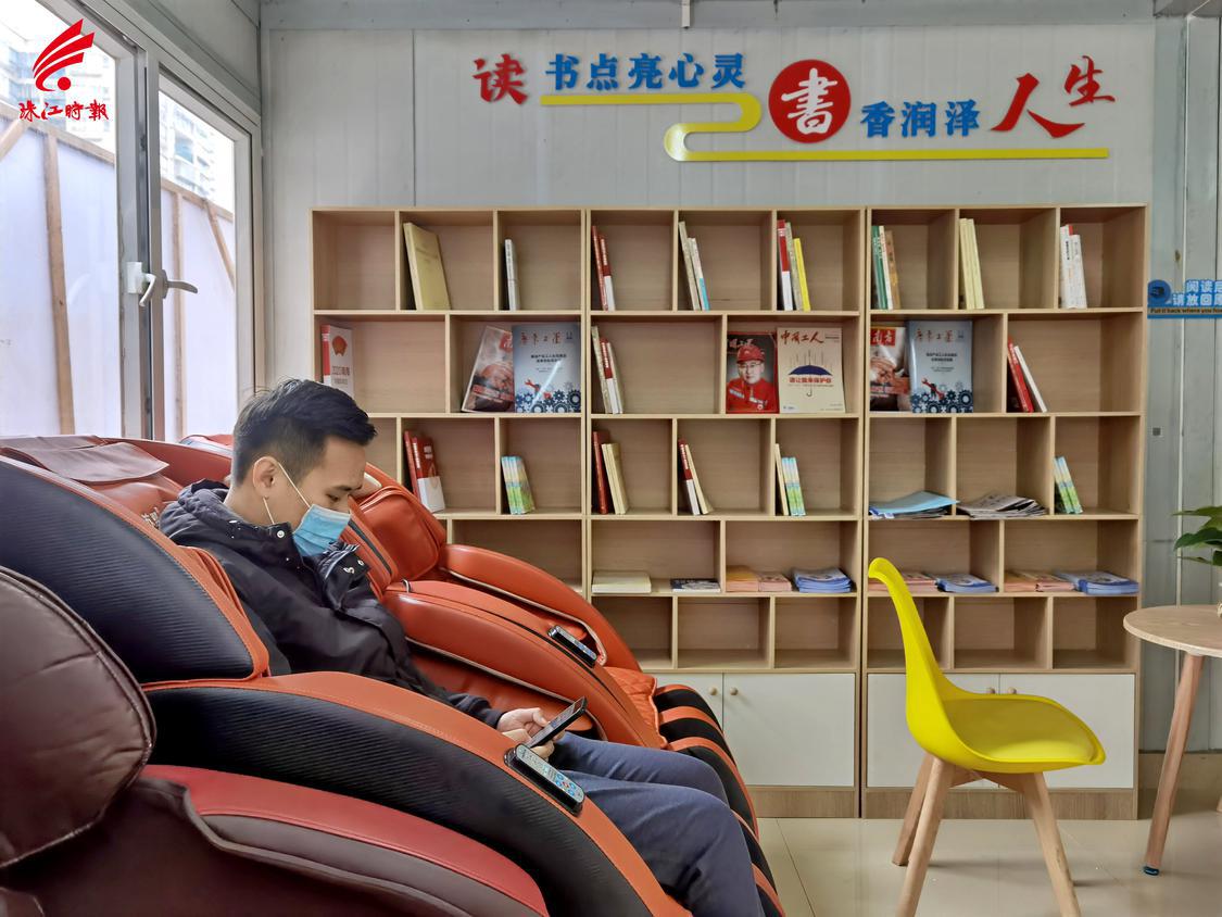 桂海充电站设置的工会户外爱心驿站（网约车司机之家），司机在休息。.jpg