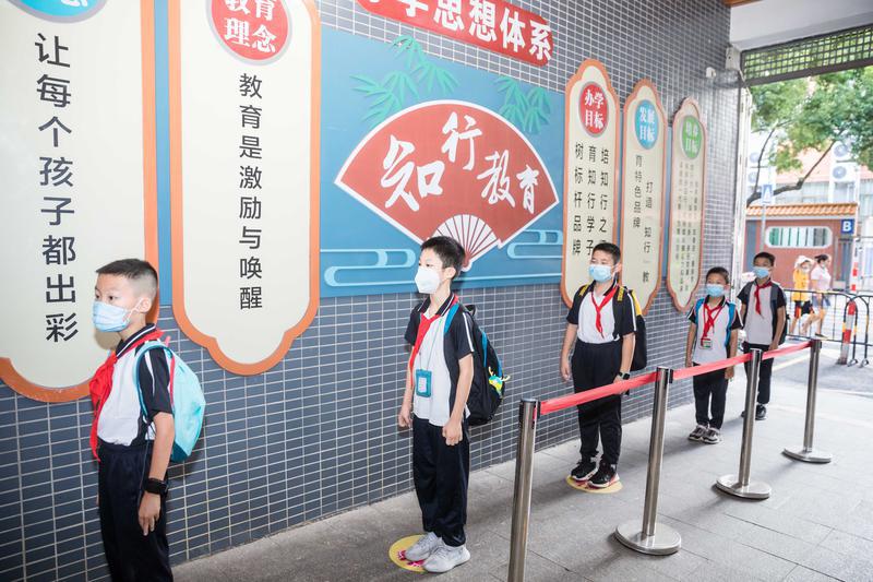 演练开始后,学生间隔一米有序走进校园。/佛山日报记者王伟楠摄