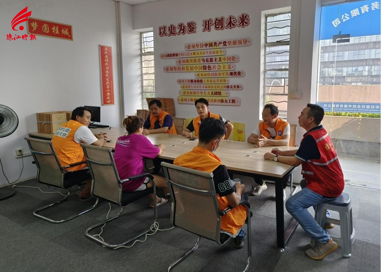 在联席会议上,大家讨论了拆除广告牌的建议和做法。.jpg