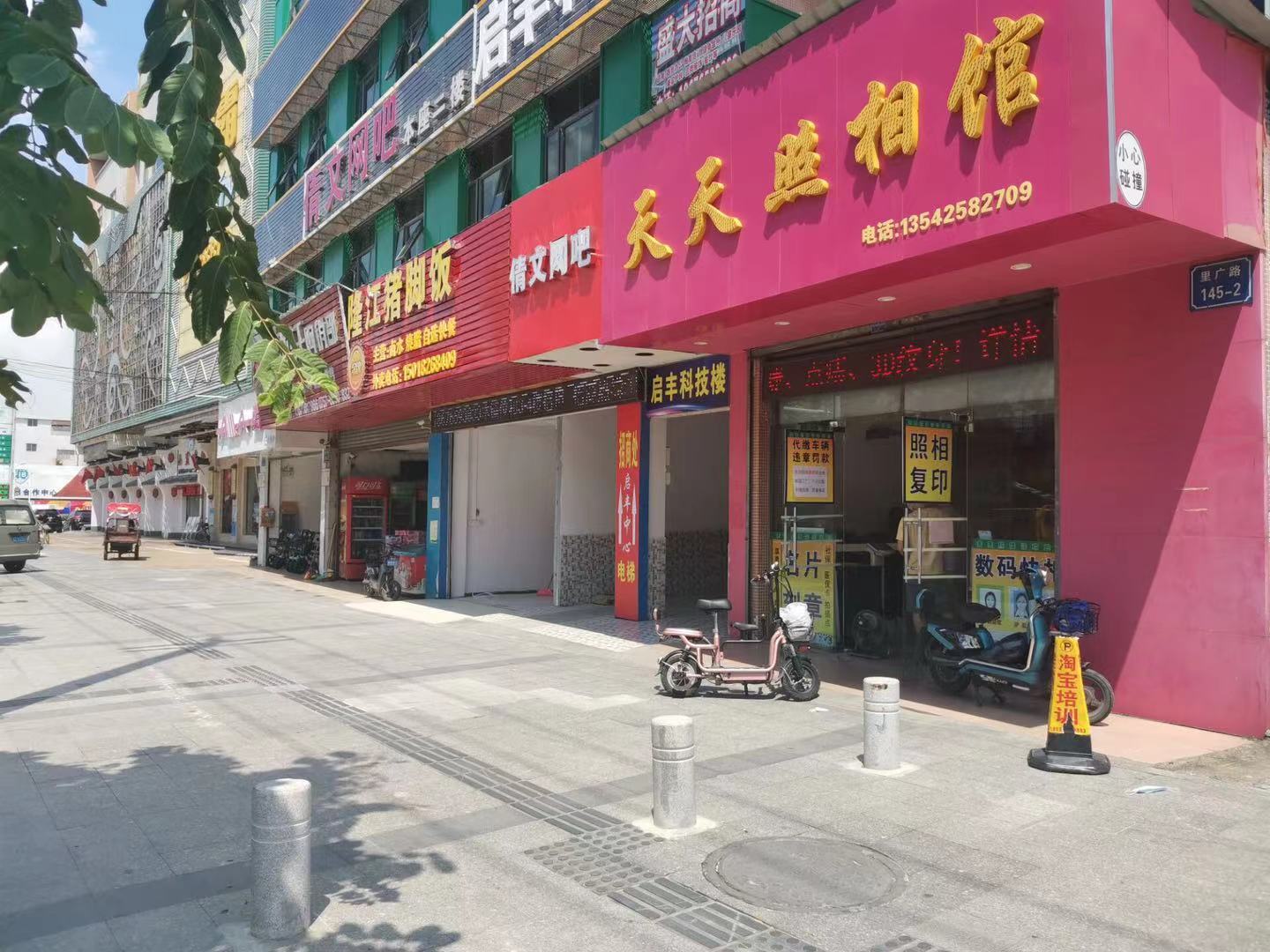 破损人行道修复后。