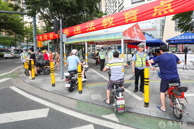 为切实把“畅通工程”落到实处,有效压减涉摩托车、电动自行车交通事故,保障人民群众交通出行安全,9月起,佛山公安在全市范围内开展摩托车、电动自行车违法行为专项整治。 2021年9月1日,佛山公安在全市范围内重点对未佩戴头盔、逆行、不按规定车道行驶、违规载人、闯红灯等交通违法行为进行治理。佛山日报记者符诗贺摄