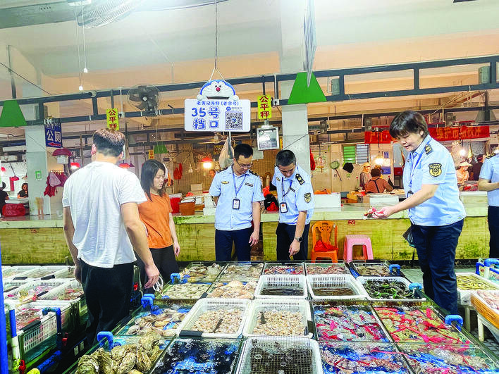 执法人员在海鲜市场检查。惠州东江图片社供图 执法人员在海鲜市场检查。惠州东江图片社供图
